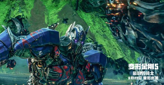《变形金刚5》擎天柱回眸露出紫色瞳孔