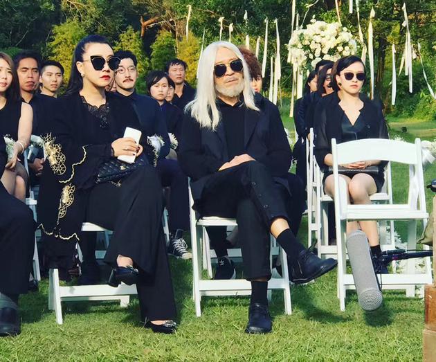 范湉湉黑西装气场十足