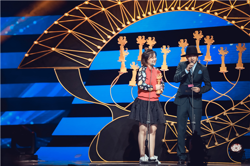 包贝尔台上讲话