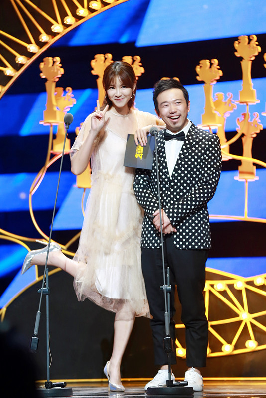 大潘与李艾猛摆pose