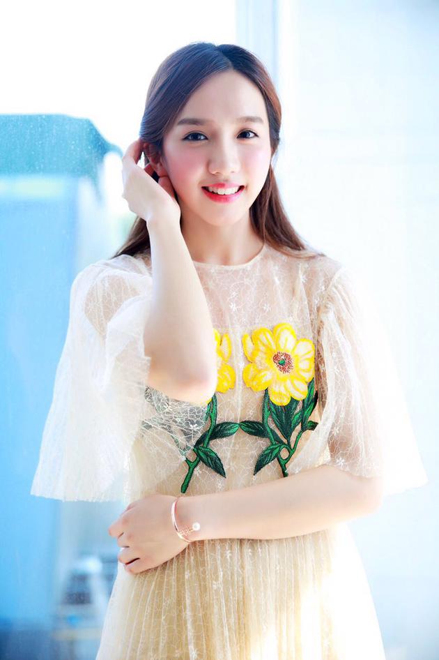 95后苏晓彤受邀出席颁奖典礼,并凭借主演电影《黑处有什么》中的曲靖