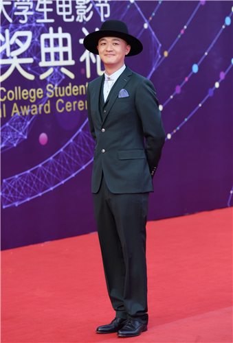 包贝尔微笑看镜头