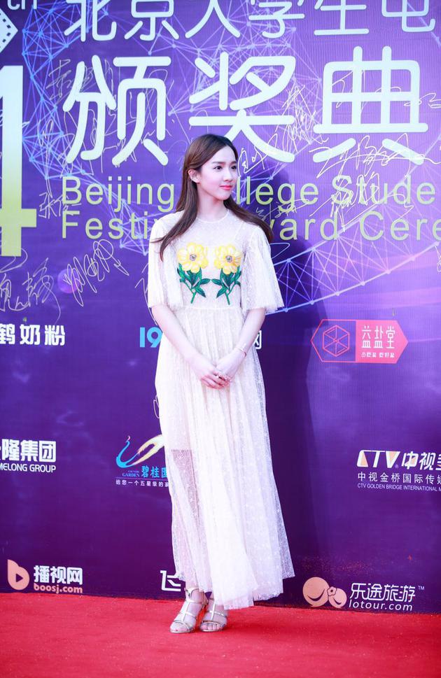 苏晓彤亮相北京大学生电影节红毯