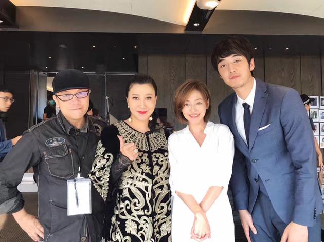 蔡康永、小s、金世佳、范湉湉合影
