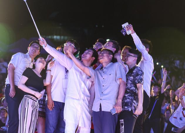 李玉刚和学生们自拍留念