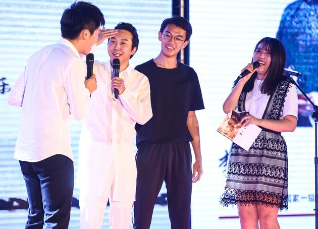 李玉刚和同学们互动