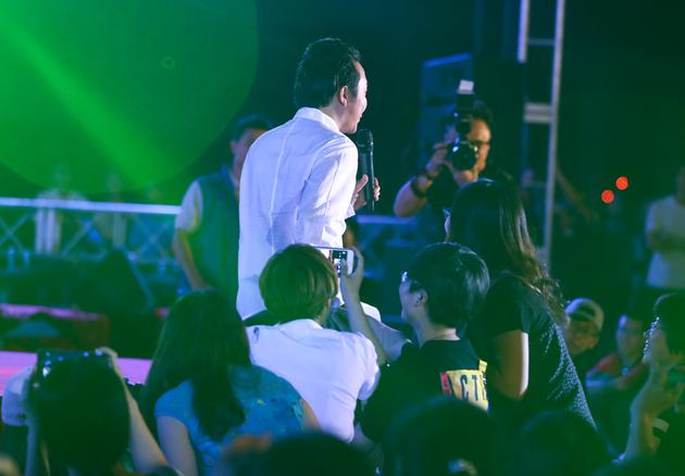 李玉刚和前台学神握手