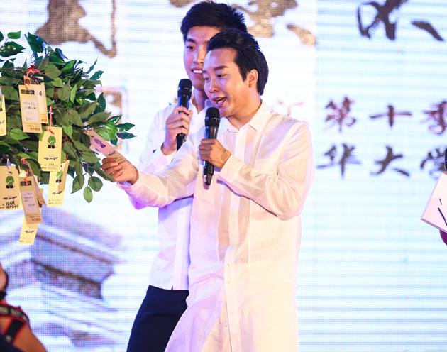 李玉刚抽出幸运学生