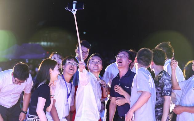 李玉刚和同学们自拍