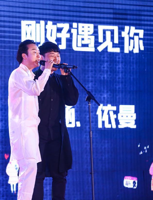 李玉刚和学生歌手合唱