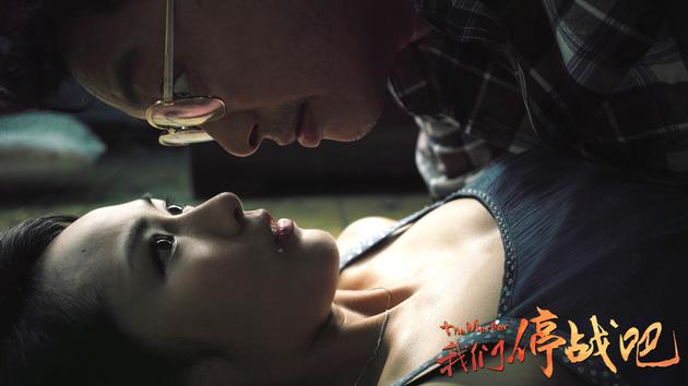 谭耀文与汤怡对视