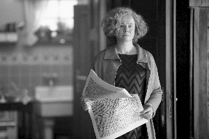 艾米丽·沃森饰演爱因斯坦第二任妻子爱尔莎。