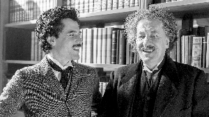 奥斯卡影帝杰弗里·拉什和鲜肉演员强尼·弗林分别饰演了老年和青年时期的爱因斯坦。