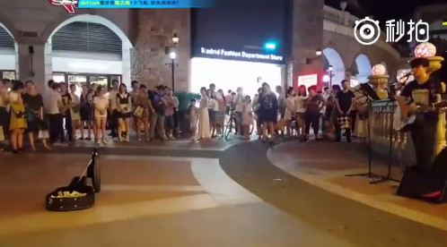 武汉街头艺人演唱《江南》