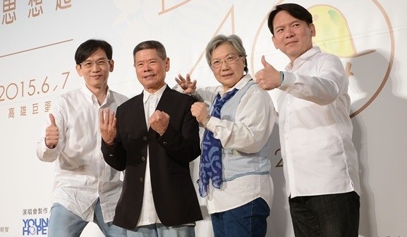 殷正洋(左1)
