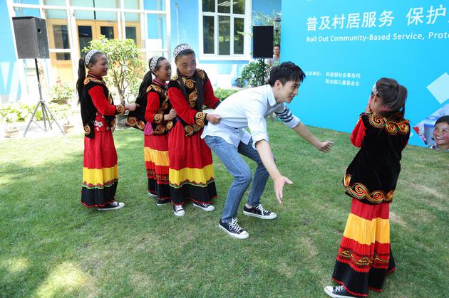 许魏洲和小朋友玩起了“老鹰捉小鸡”的游戏