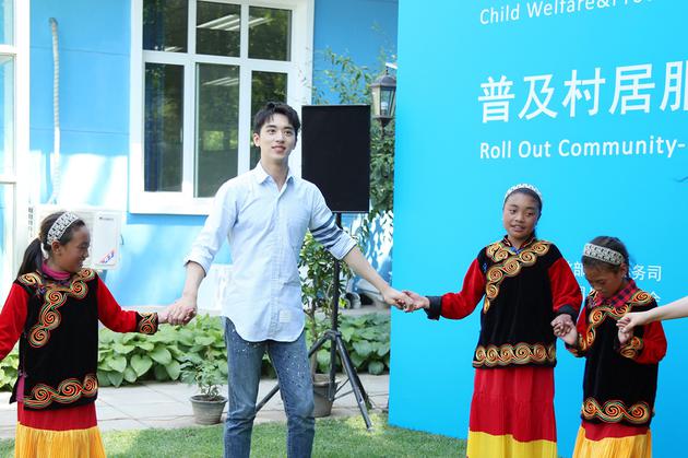 许魏洲和小朋友一起手拉手跳舞