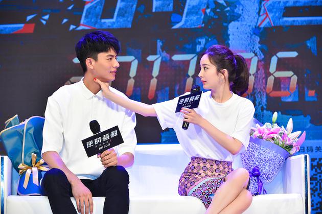 杨幂、刘畅还原电影情节