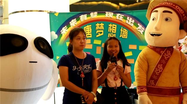 观影母女接受采访