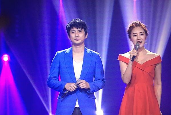 胡龄月携手兰雨登台合作 穿红色长裙秀香肩