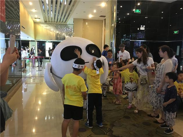 小朋友与小来人偶互动