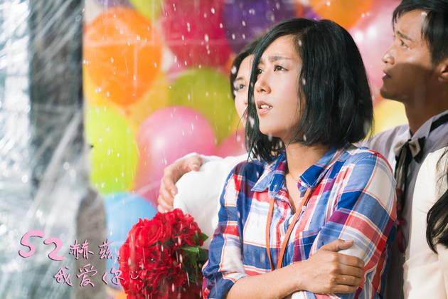 蕾蕾避雨 神情凝重