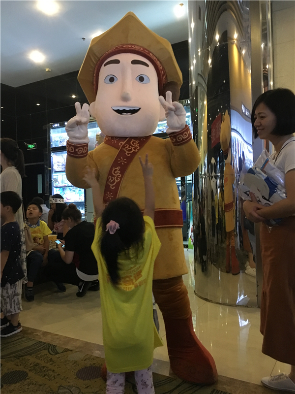 小朋友和阿唐人偶互动