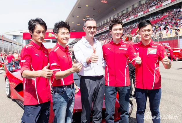 高华阳与众人合影