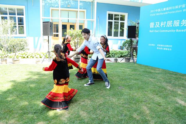 许魏洲和小朋友玩起了“老鹰捉小鸡”的游戏