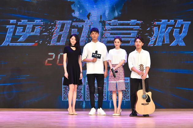 杨幂、刘畅与学生互动合影