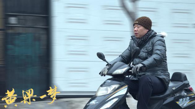 姜超骑车凝视前方