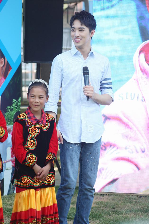 许魏洲和凉山州的小朋友