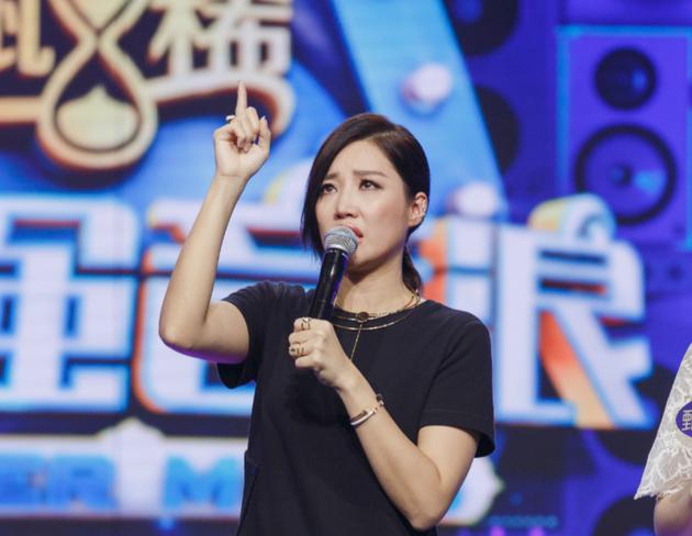 A-Lin将食指竖立向上