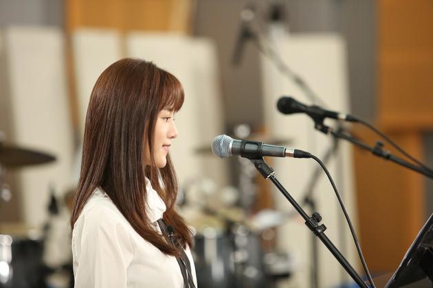 安悦溪认真备唱