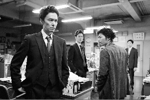 长谷川博己（左一）与冈田将生（左二）在《小巨人》中是为正义而战的同事关系