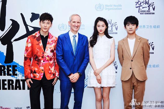 王嘉关晓彤易烊千玺施贺德合影