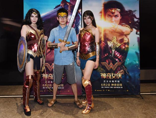 《神奇女侠》北京零点场粉丝合影