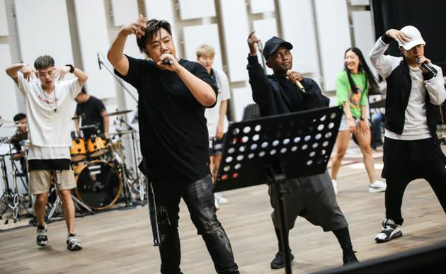 南征北战NZBZ开启唱跳模式