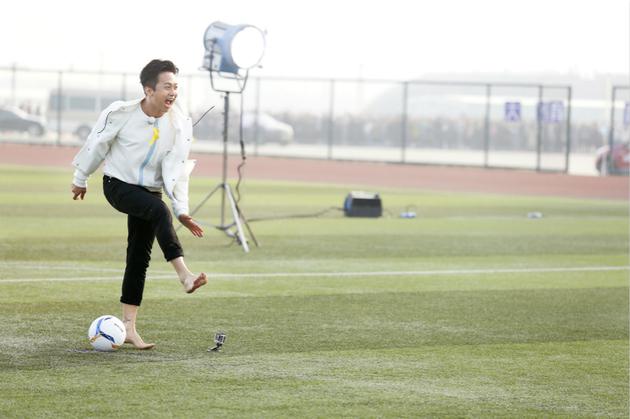 邓超《奔跑吧》踢足球搞怪