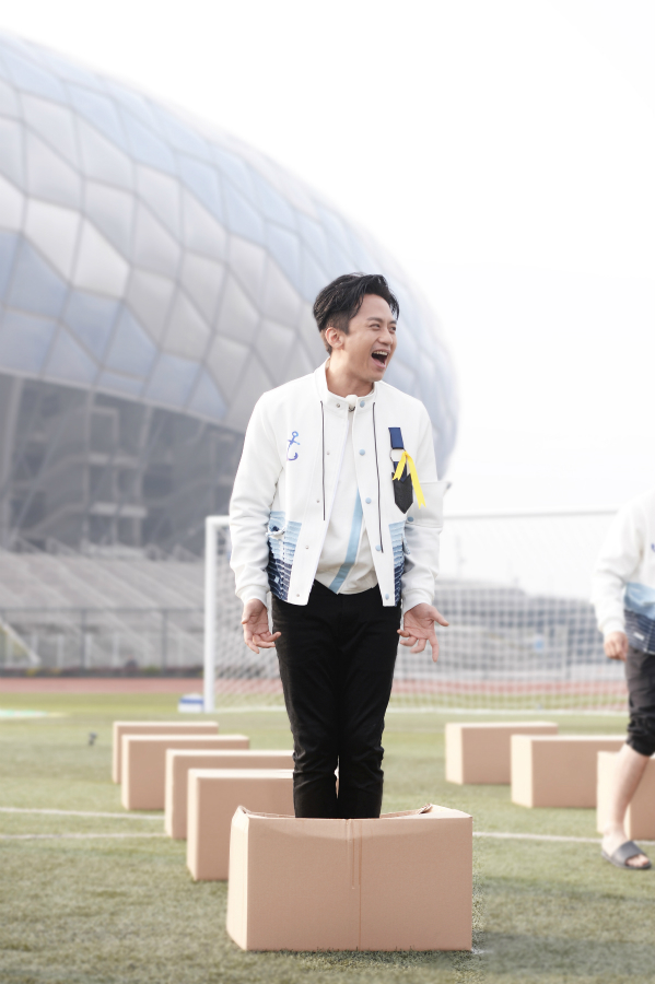 邓超第一个踩中水箱