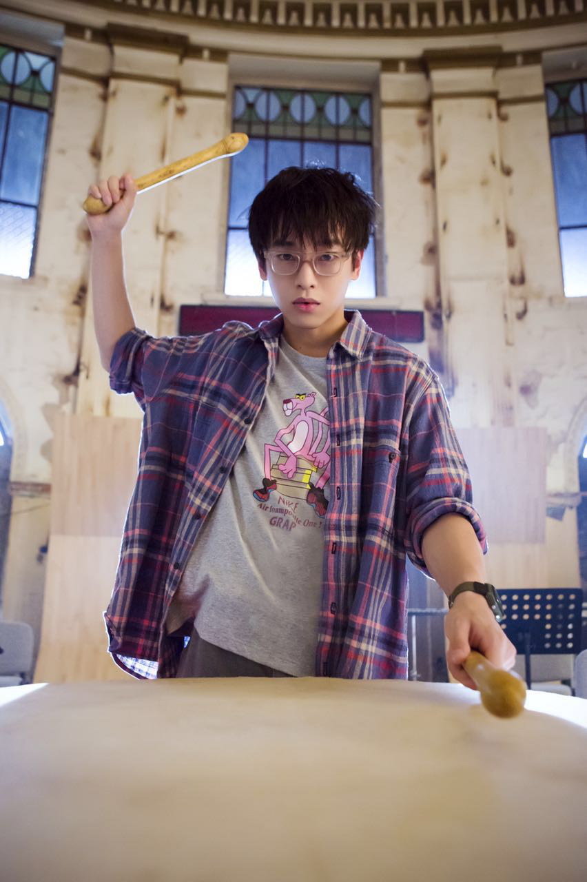 彭昱畅扮演龅牙眼镜男李由