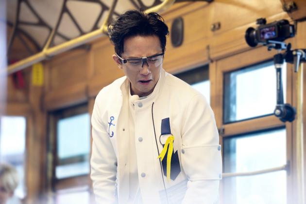 邓超玩游戏“惊险一刻”