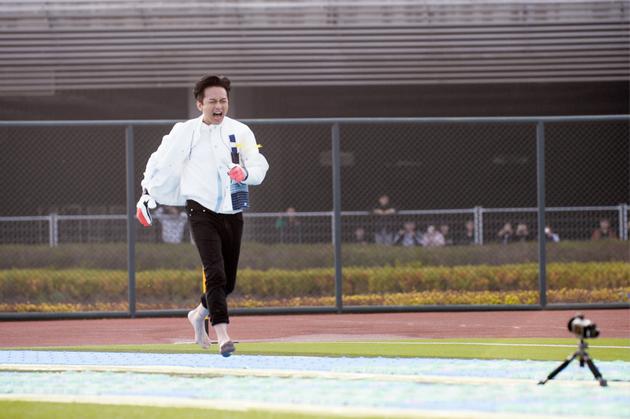 邓超遭遇趾压板秒变“表情包”