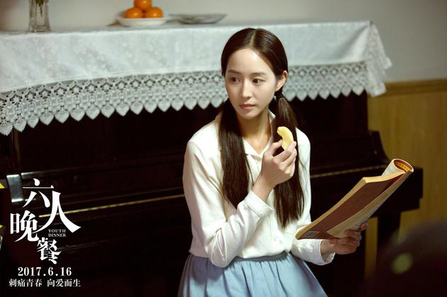 电影《六人晚餐》张钧甯在家中读书剧照