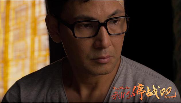 林文龙低头沉思 