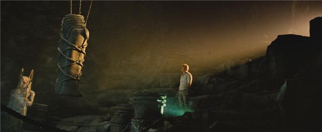 尼克注视古墓中的巨型石棺