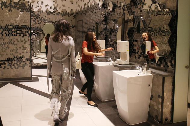 “木乃伊公主”惊现影院卫生间