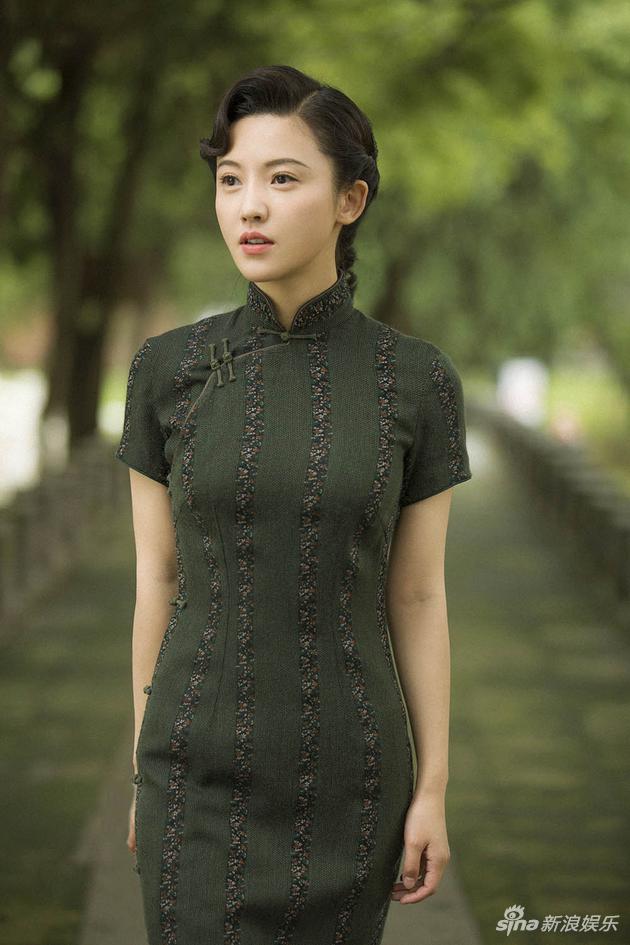 杨子姗《红蔷薇》旗袍亮相 首演谍战剧跨度30岁