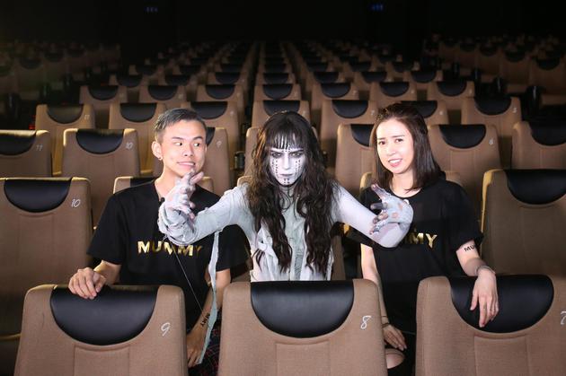 艾克里里和“木乃伊公主”在影厅等待进场观众