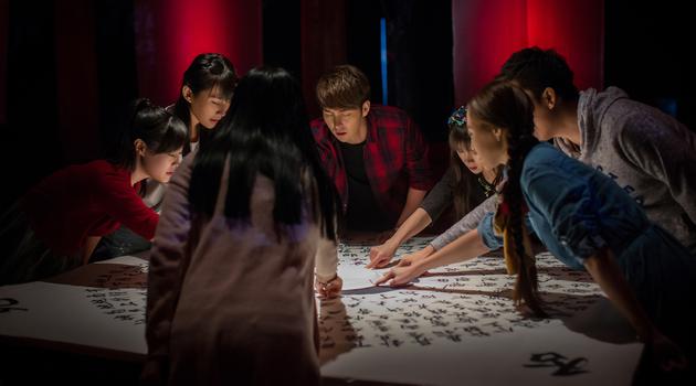 《碟仙之毕业照》学生玩占卜